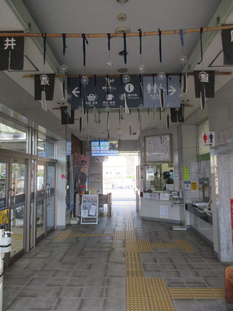 井原駅に風鈴を見た。