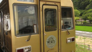井原駅で金色に輝く物体、アート列車を見てｷﾀ　特別車両らしい【井原市】（いかさつーフォト）