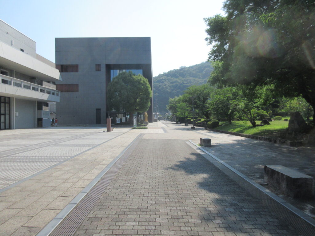 井原市民会館のガンダムマンホールを探してみた