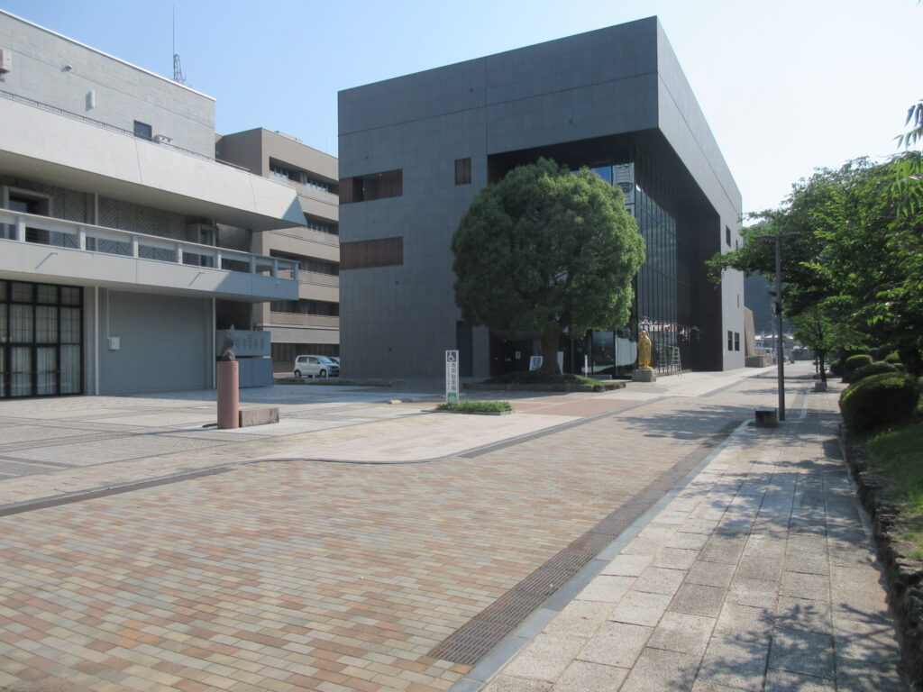 田中美術館のガンダムマンホールを探してみた
